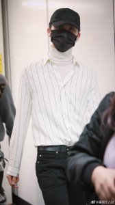 ​朱正廷机场出发✈️南京 一身白色条纹衬衫+白色高领毛衣+黑长裤的仙