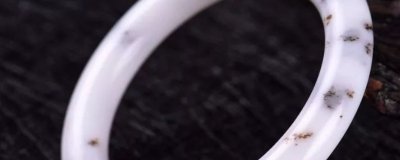 ​罗甸玉和米达料的区别 罗甸料属于和田玉吗