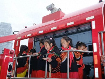 ​大凉山的孩子走进消防员营区