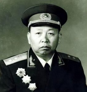 ​一位英雄传奇：詹才芳中将——从贫困少年到新中国的英雄将领。