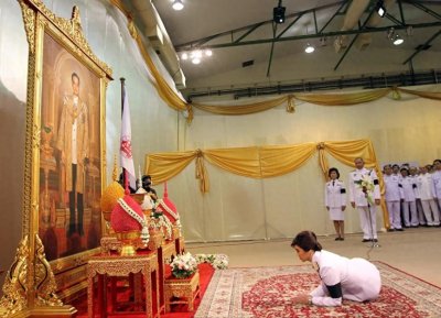 ​他的资产占全国GDP10%,泰国人心目中的神，英拉向他跪拜-拉玛九世