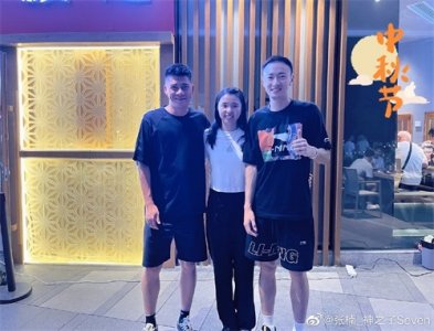 ​太帅了！国羽奥运冠军夫妇甜蜜秀恩爱，傅海峰被调侃当“电灯泡”