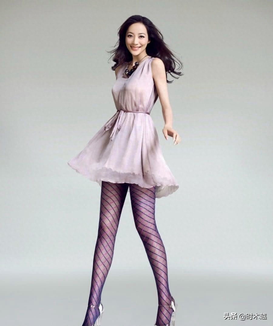 韩雪丝袜秀纤细“竹竿腿”，少女感十足，上演丝袜美腿诱惑