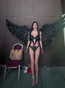 ​环球超模职业赛冠军吴春怡分享走T台写真，性感美丽大方