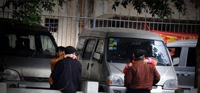 ​20元抚摸，60元睡觉的公园老头乐引爆网络，老年人的需求不容忽视