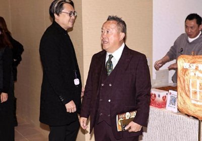 ​曾志伟春节到加拿大探亲，陪次女曾咏仪全家过年，外孙女已经24岁