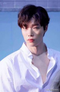 出道15年,39岁才接到第一部女主戏的罗美兰,有着自己的热血人生