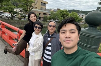 张艾嘉端午节全家游日本,富商丈夫罕露脸,一头长发已花白很慈祥