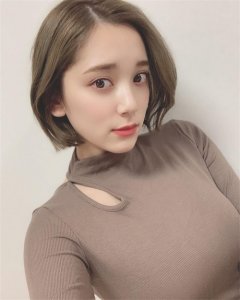 ​都丸纱也华，妹妹也是凹版写真模特，共同出镜登上杂志