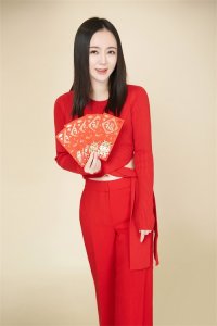 ​年味十足，魏新雨红色时装曝光，卡点为粉丝拜新年手中红包超抢镜