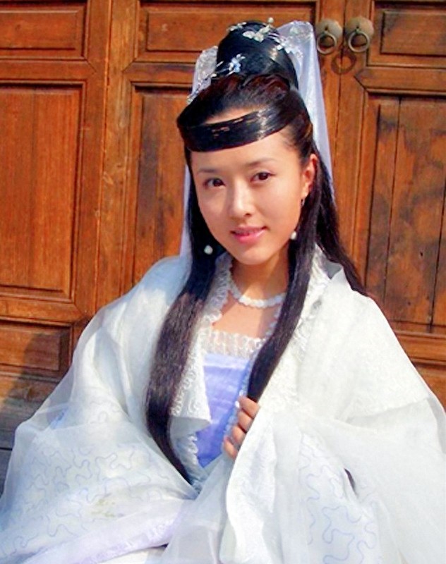 颜丹晨一款经典古装扮相，幸好没错过如此美丽的嫦娥
