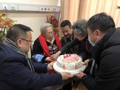 母女也有隔夜仇?百岁秦怡和八旬女儿,30年不走动,现在关系也僵