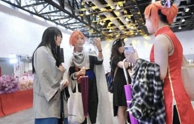 ​鏈変竴浜涘皯濂冲皯骞磋糠鎭媍osplay鍔ㄦ极鏈嶈馃ぉ