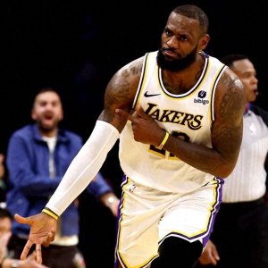 ​传奇再现：詹姆斯狂轰40+7+7，20中13创新高！