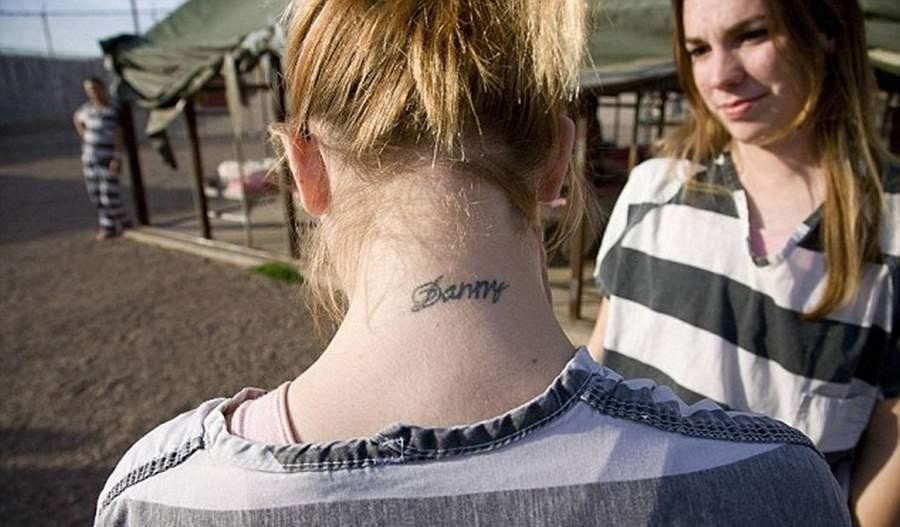 美国女子重囚监狱 手铐脚镣加身