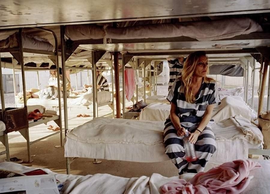 美国女子重囚监狱 手铐脚镣加身