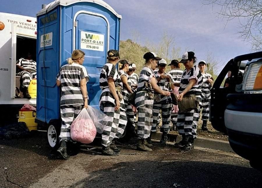 美国女子重囚监狱 手铐脚镣加身