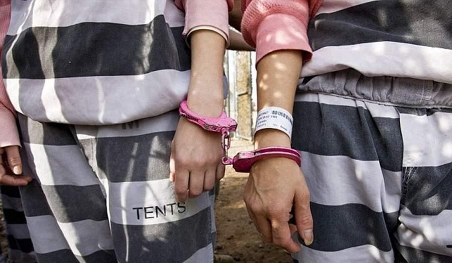 美国女子重囚监狱 手铐脚镣加身