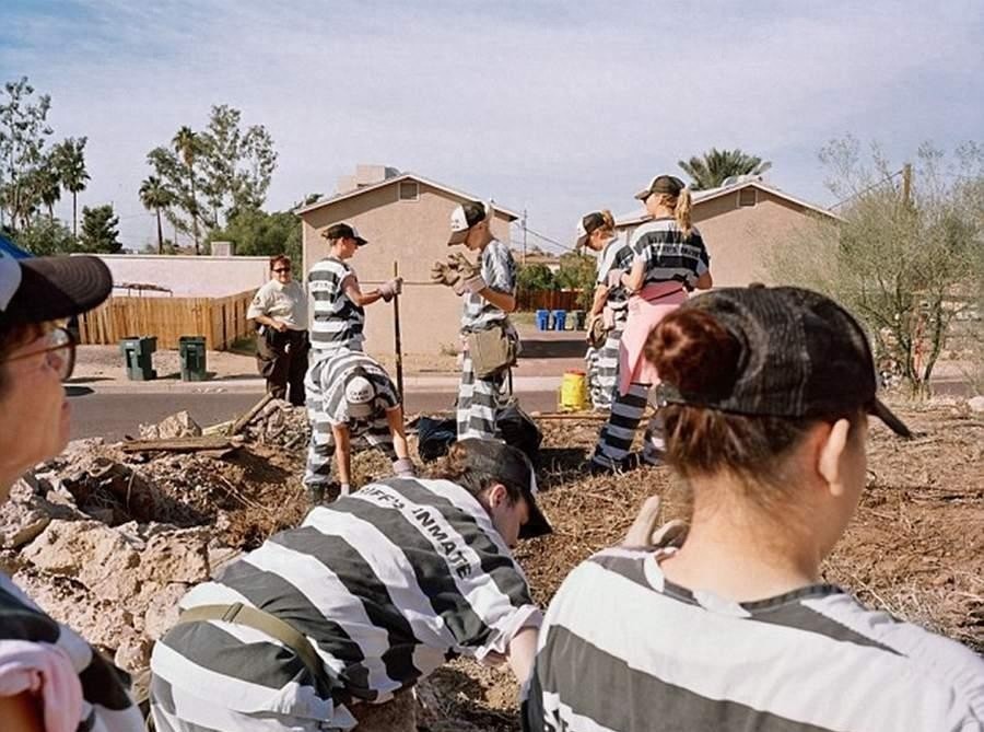 美国女子重囚监狱 手铐脚镣加身