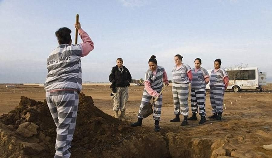 美国女子重囚监狱 手铐脚镣加身