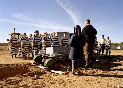 ​美国女子重囚监狱 手铐脚镣加身