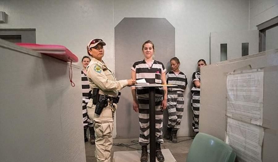 美国女子重囚监狱 手铐脚镣加身