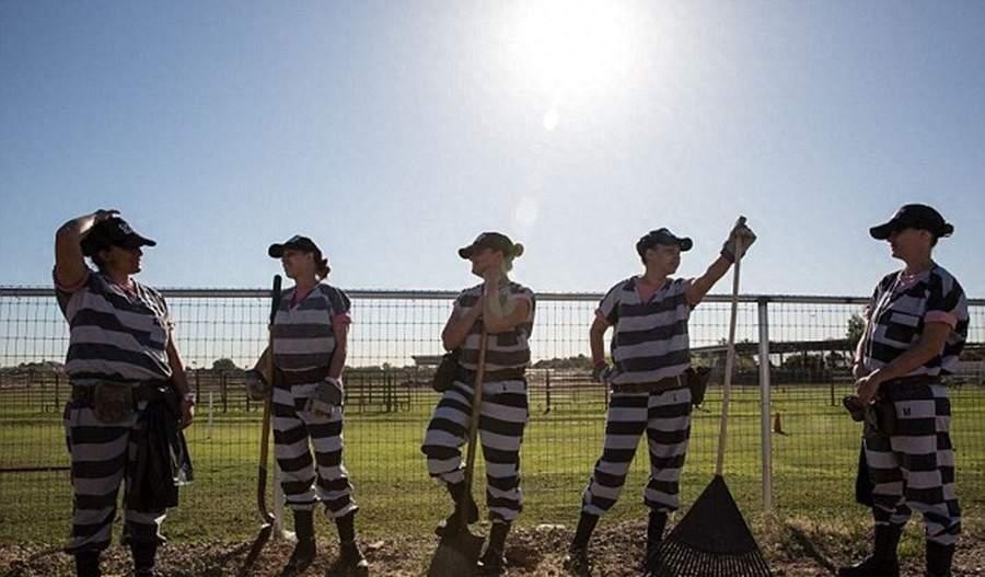 美国女子重囚监狱 手铐脚镣加身