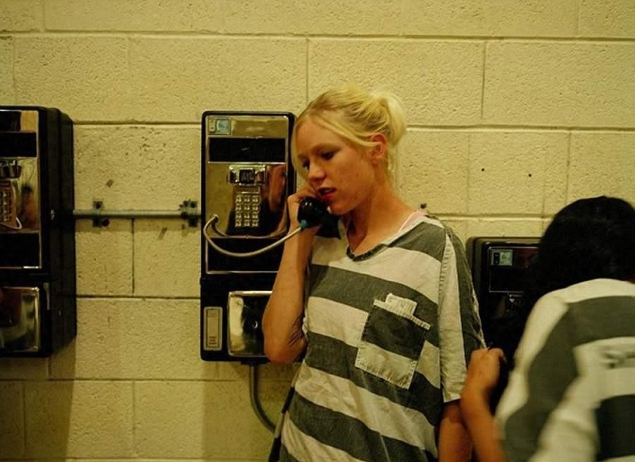 美国女子重囚监狱 手铐脚镣加身