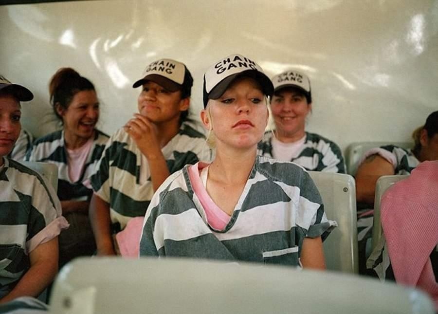 美国女子重囚监狱 手铐脚镣加身