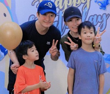 ​谢楠吴京全家福引领潮流，亲子装背后的温馨时尚启示