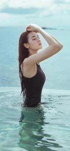 ​迪丽热巴性感泳装和海边写真