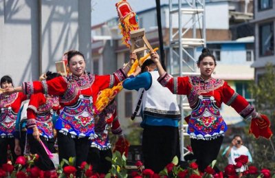 ​5.8万余游客欢聚 晋宁宝峰调子会热闹迎春