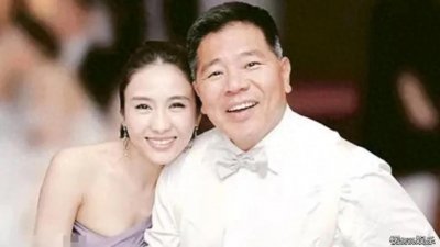 ​52岁黎姿庆祝与丈夫结婚15周年，爱情长跑见证幸福时刻。