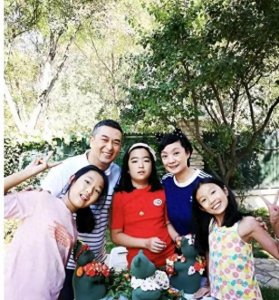 ​张嘉译与王海燕合影曝光，嘉译笑容满面，王海燕发量稀疏。