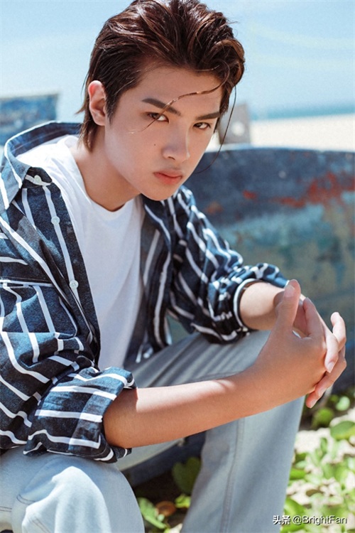 黄明昊白色T恤元气清爽海边帅气写真图片