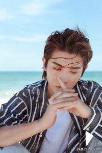 ​黄明昊白色T恤元气清爽海边帅气写真图片