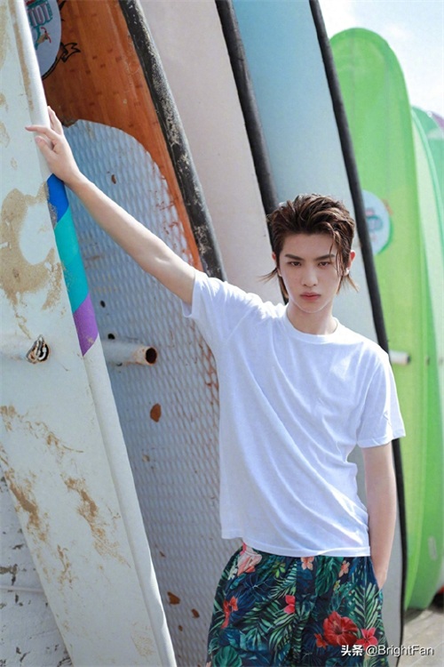 黄明昊白色T恤元气清爽海边帅气写真图片