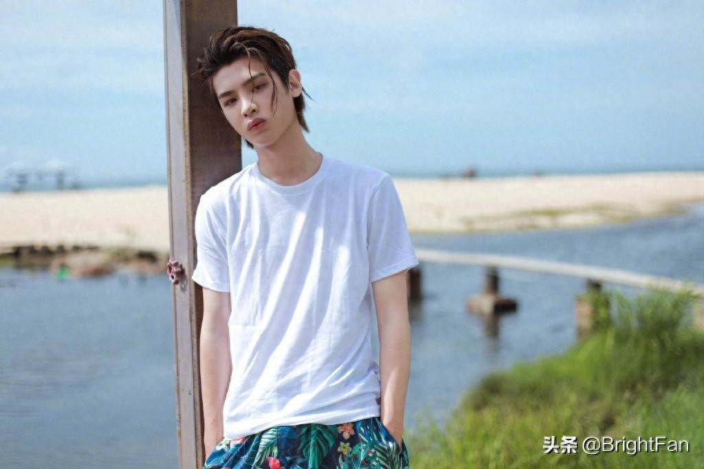 黄明昊白色T恤元气清爽海边帅气写真图片