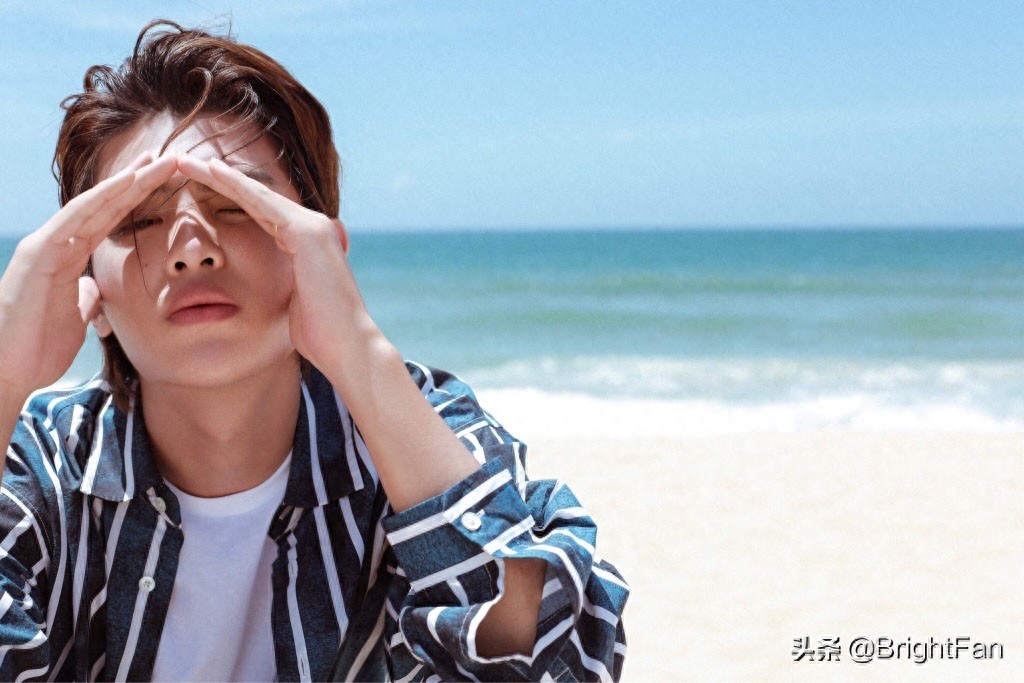 黄明昊白色T恤元气清爽海边帅气写真图片