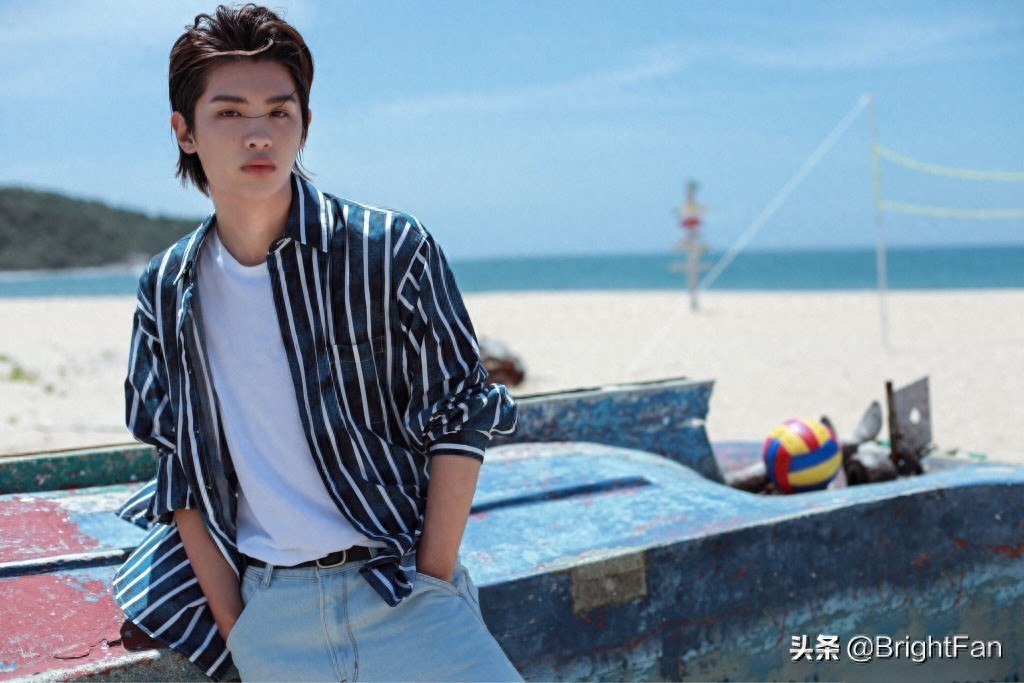 黄明昊白色T恤元气清爽海边帅气写真图片
