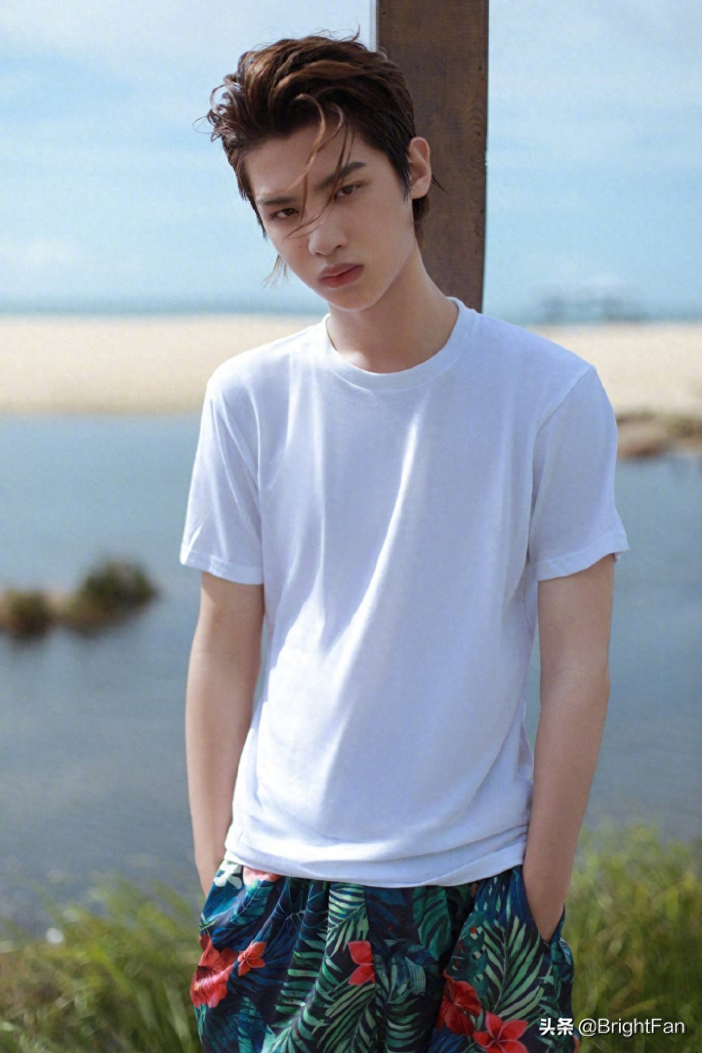 黄明昊白色T恤元气清爽海边帅气写真图片