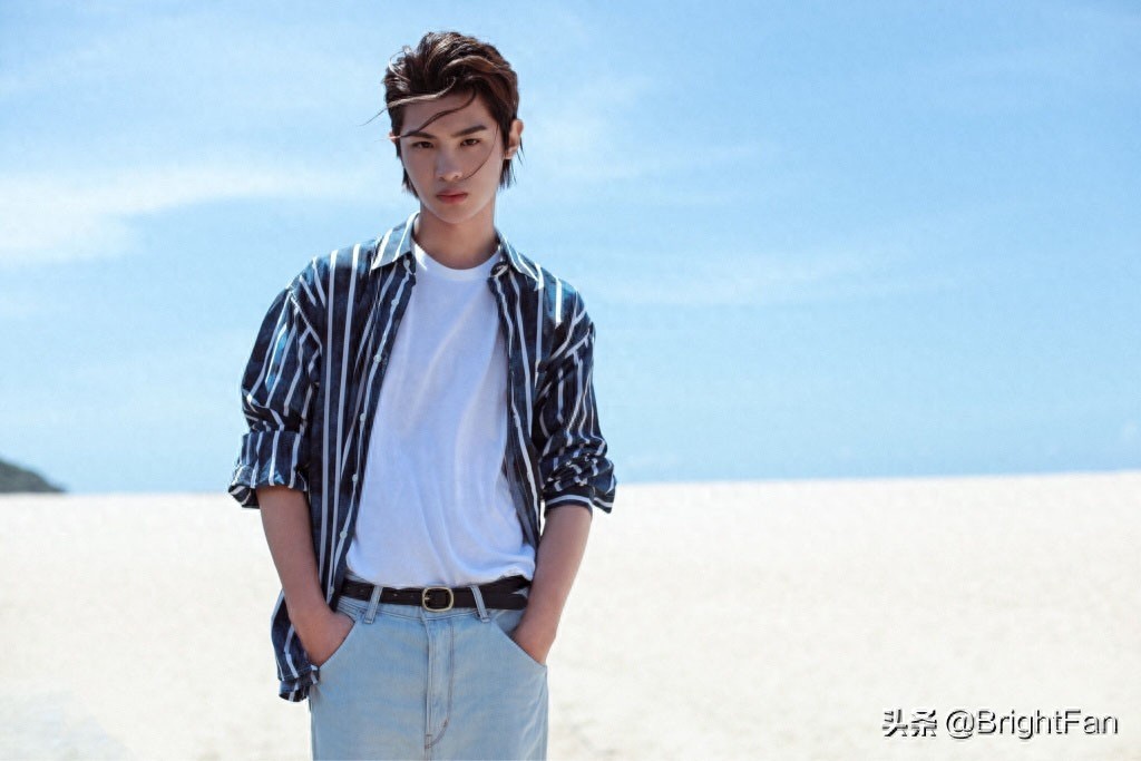 黄明昊白色T恤元气清爽海边帅气写真图片