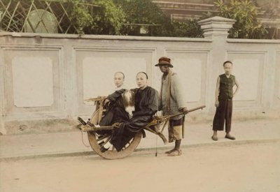 ​罕见真实老照片：露胸的西藏女奴当众给孩子喂奶，新疆最美女护士