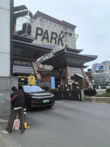 ​实地探访星火路老城根商业街内的～西安小米之家～小米汽车SU7。