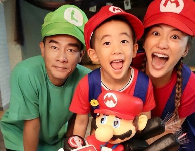 ​51岁陈小春满头白发携爱妻应采儿走红毯，网友：山鸡哥也老了！