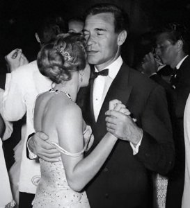 ​“软饭王”鲁维罗萨：傍遍天下富婆吃一辈子软饭，梦露都难逃他手