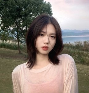 ​圆脸女生可以有多美，调整发型和妆容这两个“要点”，脸会小一圈