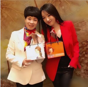 ​54岁杨钰莹老同学合影被夸冻龄！甜歌天后的逆龄密码藏在哪？