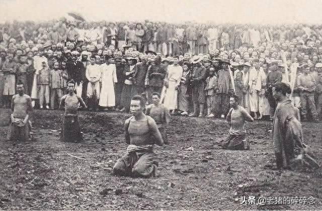 直击清末刑场，图1是刽子手，图3正在吃上路饭，图4是枭首示众